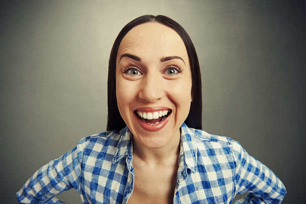 смеющаяся женщина на сером фоне
 - Фото, изображение