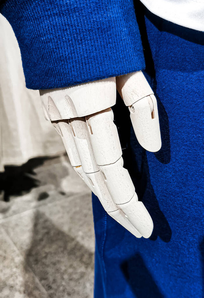 Mano protésica en ropa con dedos - Foto, Imagen