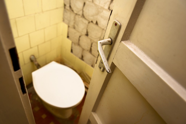 Used abandoned toilette in grungy room - Valokuva, kuva