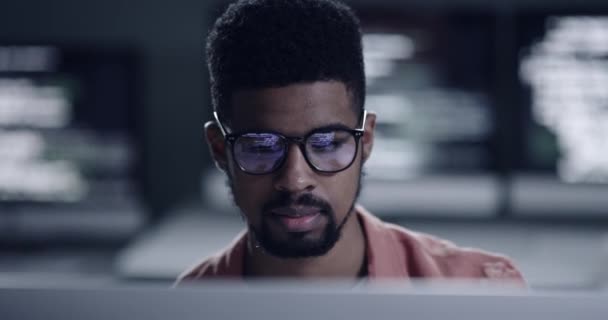 Ділова людина, окуляри та комп'ютер для програмування, інформаційних технологій або кібербезпеки в офісі. Обличчя африканського програміста або інженера-програміста з кодуванням, онлайн та рішенням даних вночі. - Кадри, відео