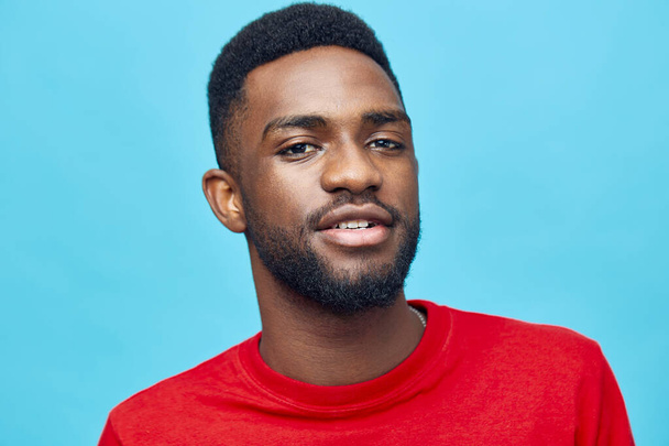 mies muotokuva tausta musta luottavainen amerikkalainen punainen poseeraa beige muoti iloinen afrikkalainen kaveri sininen studio nuoret kasvot positiivinen amerikkalainen tyylikäs eristetty ilme hampaat - Valokuva, kuva