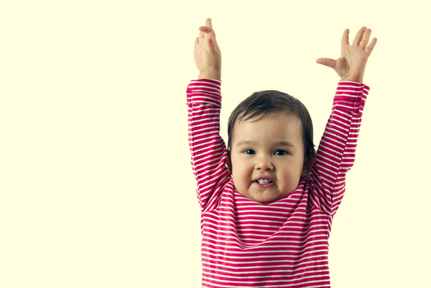 Маленька дівчинка стоїть і тримає руки вгору, ізольовані
 - Фото, зображення