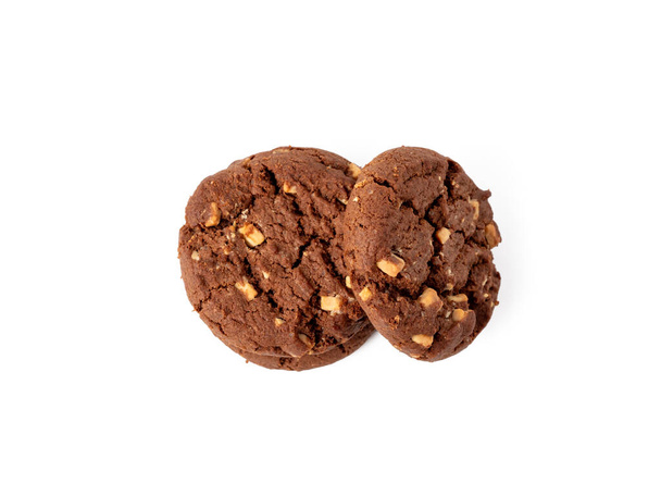 Dois biscoitos de chocolate crocantes com chips de chocolate branco embutidos em um fundo branco. Cookies com chocolate branco close-up. - Foto, Imagem