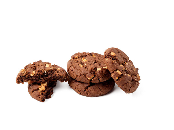 Ένα ζευγάρι σκούρα καφέ μπισκότα βρώμης με ορατά κομμάτια λευκής σοκολάτας, που παρουσιάζονται μεμονωμένα. Cookies με λευκή σοκολάτα close-up. - Φωτογραφία, εικόνα