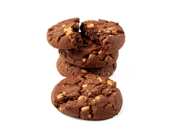 Bir çift koyu kahverengi yulaf ezmeli kurabiye ve izolasyonda görünen beyaz çikolata parçaları. Beyaz çikolatalı kurabiyeler.. - Fotoğraf, Görsel