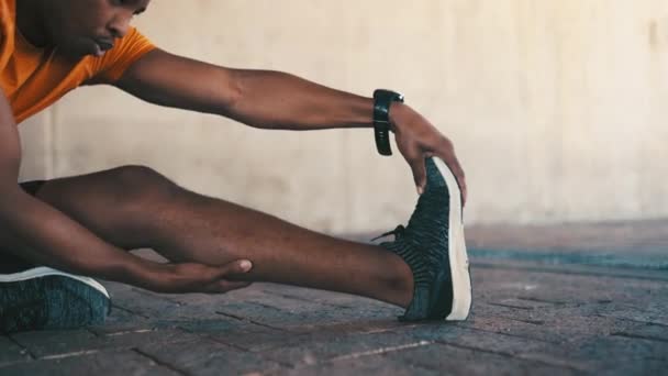 Fekete férfi, nyújtózkodó lábak fitness és edzés szabadtéri egy futó vagy sportoló kezdeni edzés egészségügyi és wellness. Izom, bemelegítés és készen áll a testmozgás a szív, sport és a kihívás. - Felvétel, videó