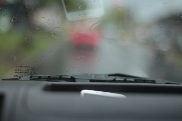 "Gotas de chuva em uma janela de carro com um fundo embaçado. "beserta kata kunci agar mudah dicari di shutterstock - Foto, Imagem