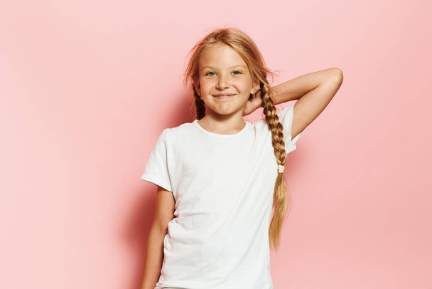 Cautivadores retratos infantiles: niñas angelicales, dulces sonrisas y estilos de moda - Foto, Imagen