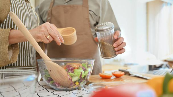 Seniorenpaar macht zu Hause gesunde vegetarische Kost. Konzept der gesunden Ernährung - Foto, Bild