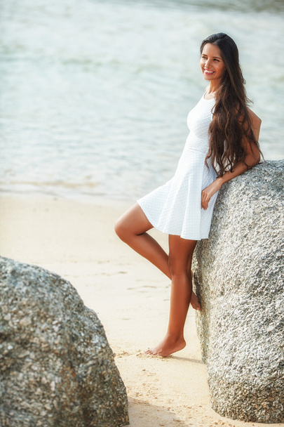 beautiful brunette portrait on beach - Foto, Imagem