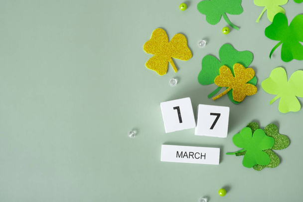 17 marca kalendarz i koniczyna zielona pozostawia widok z góry. Koncepcja Dnia Świętego Patryka. - Zdjęcie, obraz