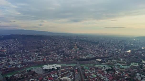 Nagrania z powietrza. Dron leci nad centrum Tbilisi Georgia. Rike Park, kura rzeczna, futurystyczna sala wystawowa i koncert muzyczny. Most pokoju. Piękna panorama starego miasta  - Materiał filmowy, wideo