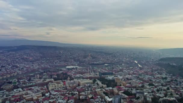 Imagens de vídeo aéreas. O drone voa acima do centro da cidade de Tbilisi Georgia. Rike Park, River Kura, Salão de exposições futuristas e concerto de música. Ponte da paz. Bela cidade velha panorama  - Filmagem, Vídeo