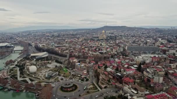 Fortaleza de Narikala y casco antiguo de Tiflis Paisaje urbano en Georgia. Disparo aéreo de dron en 4K.  - Metraje, vídeo