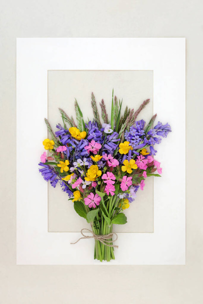Άνοιξη Λουλούδι Beltane μπουκέτο με bluebell, κόκκινο campion, buttercup και λουλούδια νέμεσια με γρασίδι λιβαδιού. Floral πλαίσιο φόντο από φυσικά βρετανικά λουλούδια σε χαρτί κάνναβης. - Φωτογραφία, εικόνα
