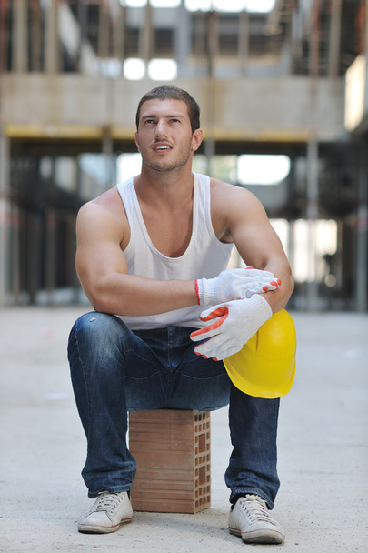Hard worker on construction site - Foto, afbeelding