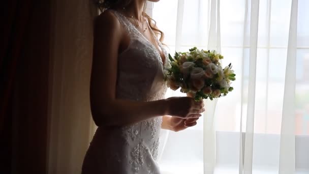 Bruidsboeket bloemen in handen van de bruid - Video