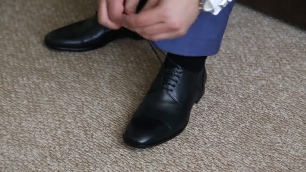 Mann bindet sich seine schwarzen Schuhe - Filmmaterial, Video