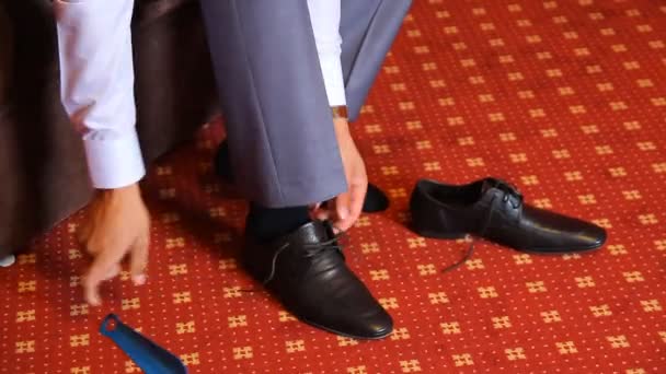 Mann bindet sich seine schwarzen Schuhe - Filmmaterial, Video