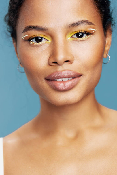 Žena krásný close-up make-up životní styl kůže péče o studio vlasy kůže štěstí americký portrét krása africký módní úsměv studio shot tvář šťastná modrá žena kudrnatý - Fotografie, Obrázek