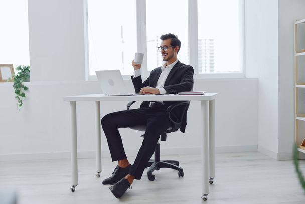 Kezek férfi probléma ülő iroda gondolkodás frusztráció asztal munka technológia boldogtalan laptop üzleti asztal szakmai szakáll aggódik fáradt szemüveg - Fotó, kép