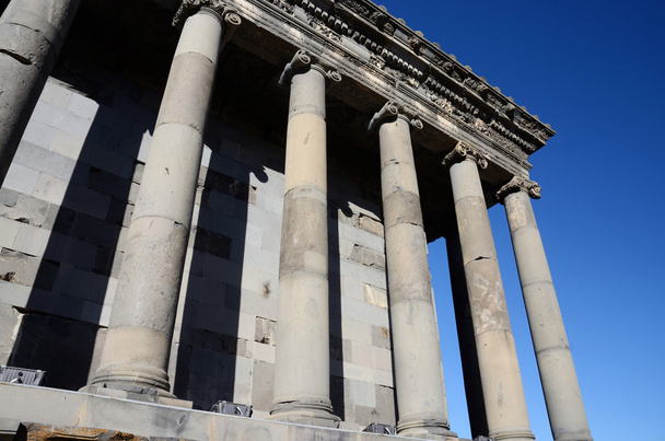 Colonnade du temple Garni, dédiée au dieu soleil Mithra - bâtiment hellénistique classique, l'une des principales attractions touristiques en Arménie et le sanctuaire central du néopaganisme
 - Photo, image