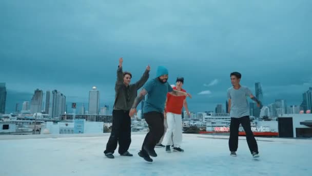 Professionelle Hipster in Freeze-Pose beim Schritt zur Musik auf dem Dach mit Blick auf die Stadt. Breakdancer führen Streetdance auf, umgeben von einer Hip-Hop-Tanzgruppe. Outdoor-Sport 2024. hiphop. - Filmmaterial, Video