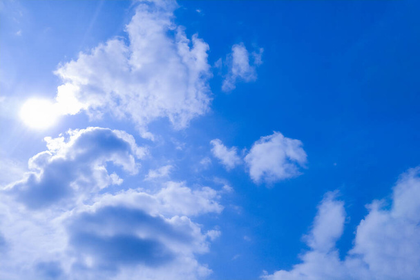 Ponurá živá azurová krajina v prostředí den horizont panorama pohled jarní vítr. Modrá obloha bílé mraky den dobré počasí. Krása jasná oblačnost ve slunečním svitu klidný jasný vzduch pozadí. Letní modrá obloha mrak gradient světlo pozadí - Fotografie, Obrázek