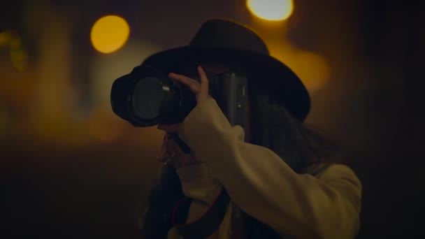 Genç Kadın Fotoğrafçı Şehir Sokağında Gece Işığı 'nda Fotoğraf Çekiyor - Video, Çekim