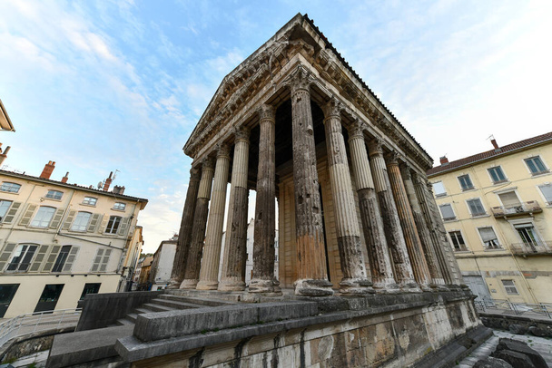 Temple d'Auguste et Livia est un temple romain construit au début du 1er siècle, Vienne, France - Photo, image