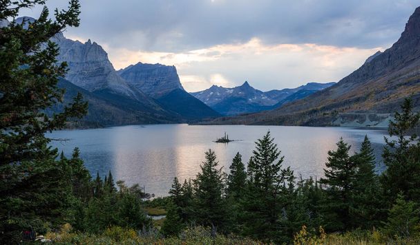One of the most popular and scenic viewpoints in Glacier National Park, the view of Goose Island in St Mary Lake near the East entrance to the park - Photo, Image