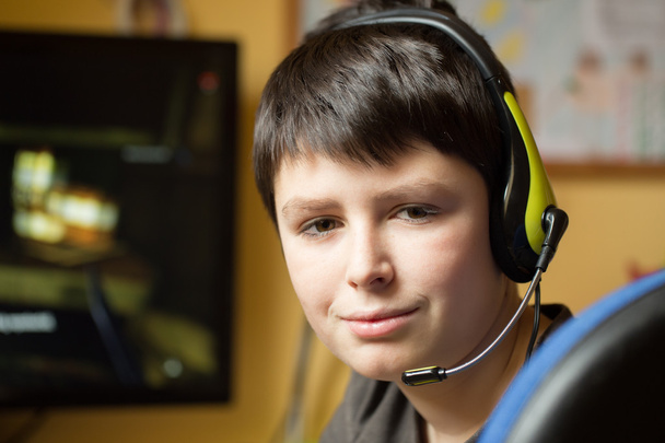 Мальчик пользуется компьютером дома, играет в игры
 - Фото, изображение
