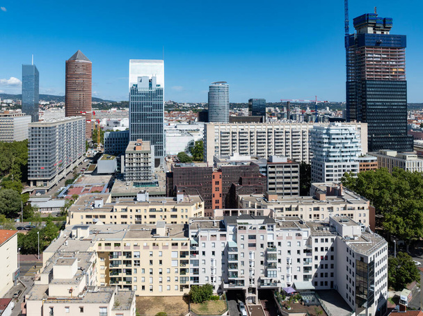 Вид с воздуха на деловой район Лиона и городской пейзаж во Франции. - Фото, изображение