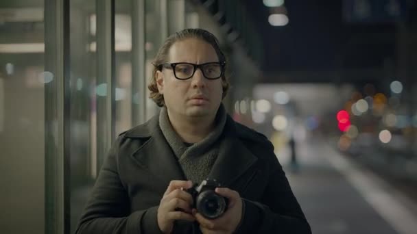 Hombre viajero tomando fotos en la calle urbana llena de gente por la noche - Imágenes, Vídeo