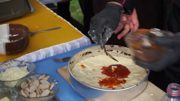 Los chefs hacen masa de pizza para los clientes - Metraje, vídeo