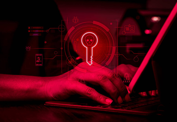 詐欺,デジタルアイデンティティ窃盗,サイバー犯罪のオンラインコンセプト。 ウイルス,バグ,爆弾,プライバシー情報シンボルを備えた赤い仮想画面上のデジタルキー,ハッカーはラップトップコンピュータ上のデータを盗みます. - 写真・画像