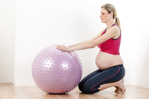 έγκυος γυναίκα που κάνει ασκήσεις - Φωτογραφία, εικόνα