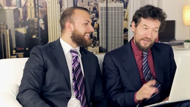 Két üzleti férfi nevetve - Felvétel, videó