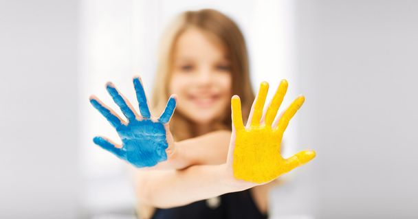 girl showing painted hands - Fotoğraf, Görsel