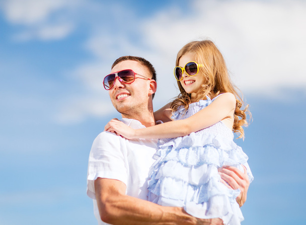 happy father and child in sunglasses over blue sky - Foto, Imagem