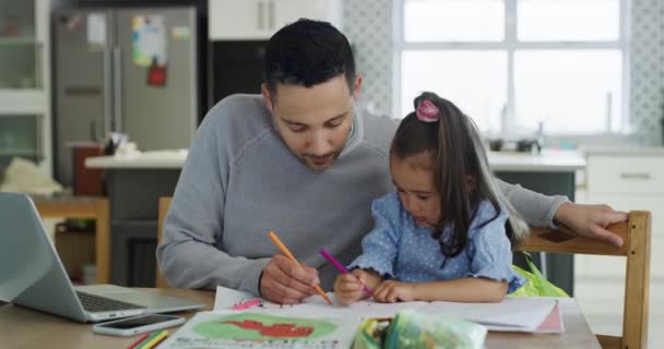 Evde eğitim, baba ve çocuk çizimi, masada öğrenme ve öğretme. Sanat, eğitim ve babasıyla birlikte ev ödevi geliştirmek için birlikte eğitim, destek ve ebeveynlik yapacak yaratıcı bir kız.. - Video, Çekim