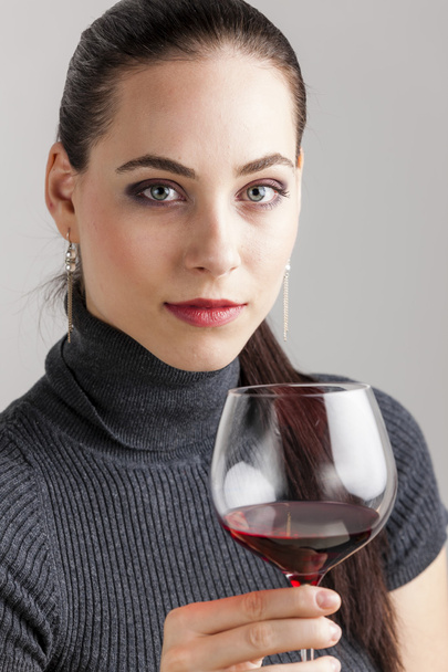 молода жінка з келихом червоного вина
 - Фото, зображення