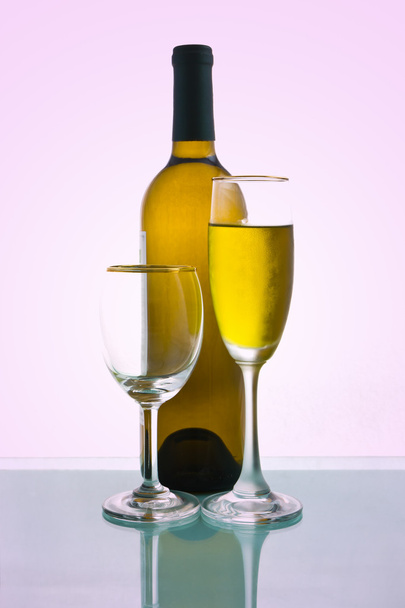 Pullot ja lasilliset viiniä
 - Valokuva, kuva