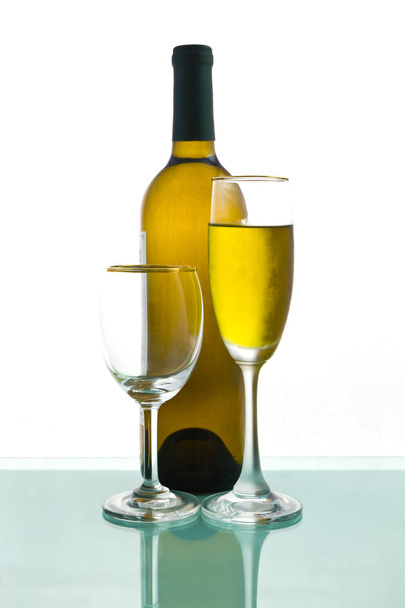 Pullot ja lasilliset viiniä
 - Valokuva, kuva