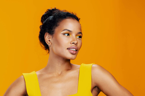 Mujer de la piel belleza cosmetología hermosa modelo estudio africano estilo cosmético colorido amarillo copia moda rosa negro cara creativo espacio maquillaje sonrisa retrato - Foto, Imagen