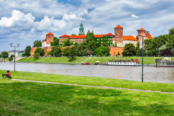 Wawel Royal Castle en de Vistula rivier in Krakau, Polen gezien vanaf Vistulan Boulevards. - Foto, afbeelding