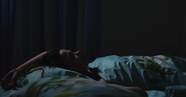 A woman sleeps at night and turns over in her dream - Séquence, vidéo