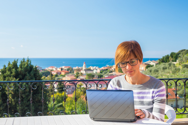 Femme travaillant avec netbook en plein air
 - Photo, image