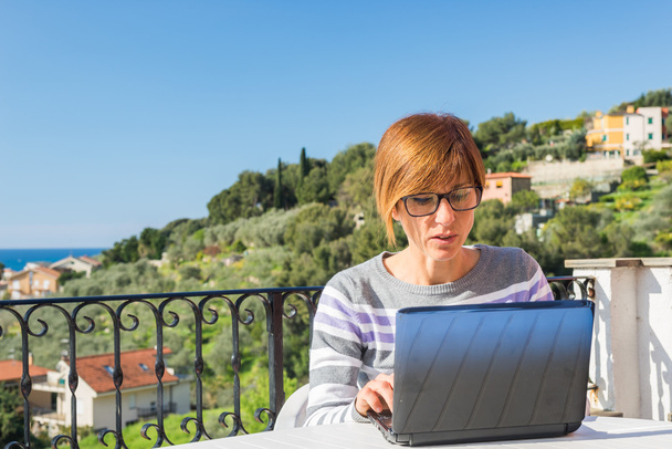 Frau arbeitet im Freien mit Netbook - Foto, Bild