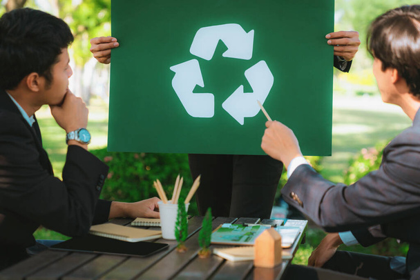 Група бізнесменів зустрічається на відкритому повітрі в плануванні природи та мозковому штурмі на стратегії переробки для екологічного середовища шляхом зменшення та повторного використання відходів переробки. Гейр - Фото, зображення